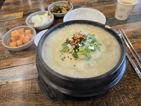뚝배기에 담겨있는 들깨 삼계탕과 반찬들
