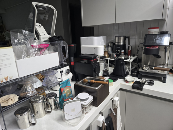 기역자로 된 주방 한쪽켠에 온갖 장비가 배치되어있다.