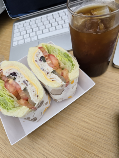 크랜베리치킨 샌드위치와 커피