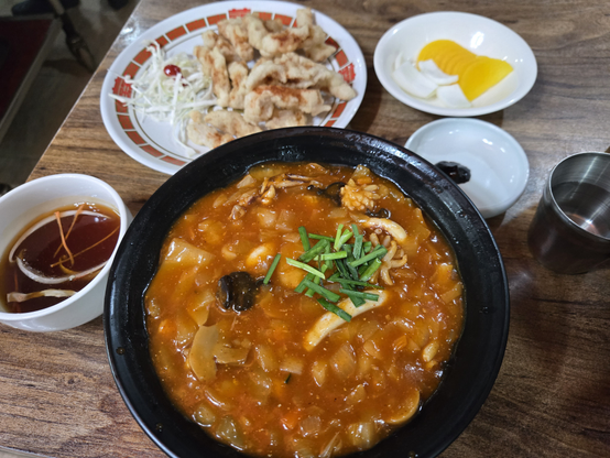 물짜장과 탕수육 1인 세트
탕수육은 소스가 따로 나와있다